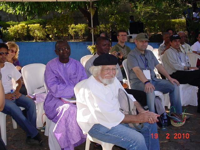ernesto cardenal en la policia de granada con otros poetas